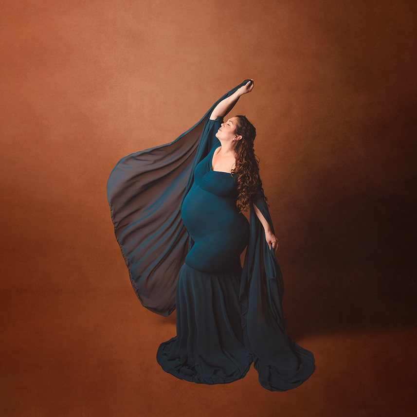 Eine Schwangere Mama im Fotostudio in Frutigen