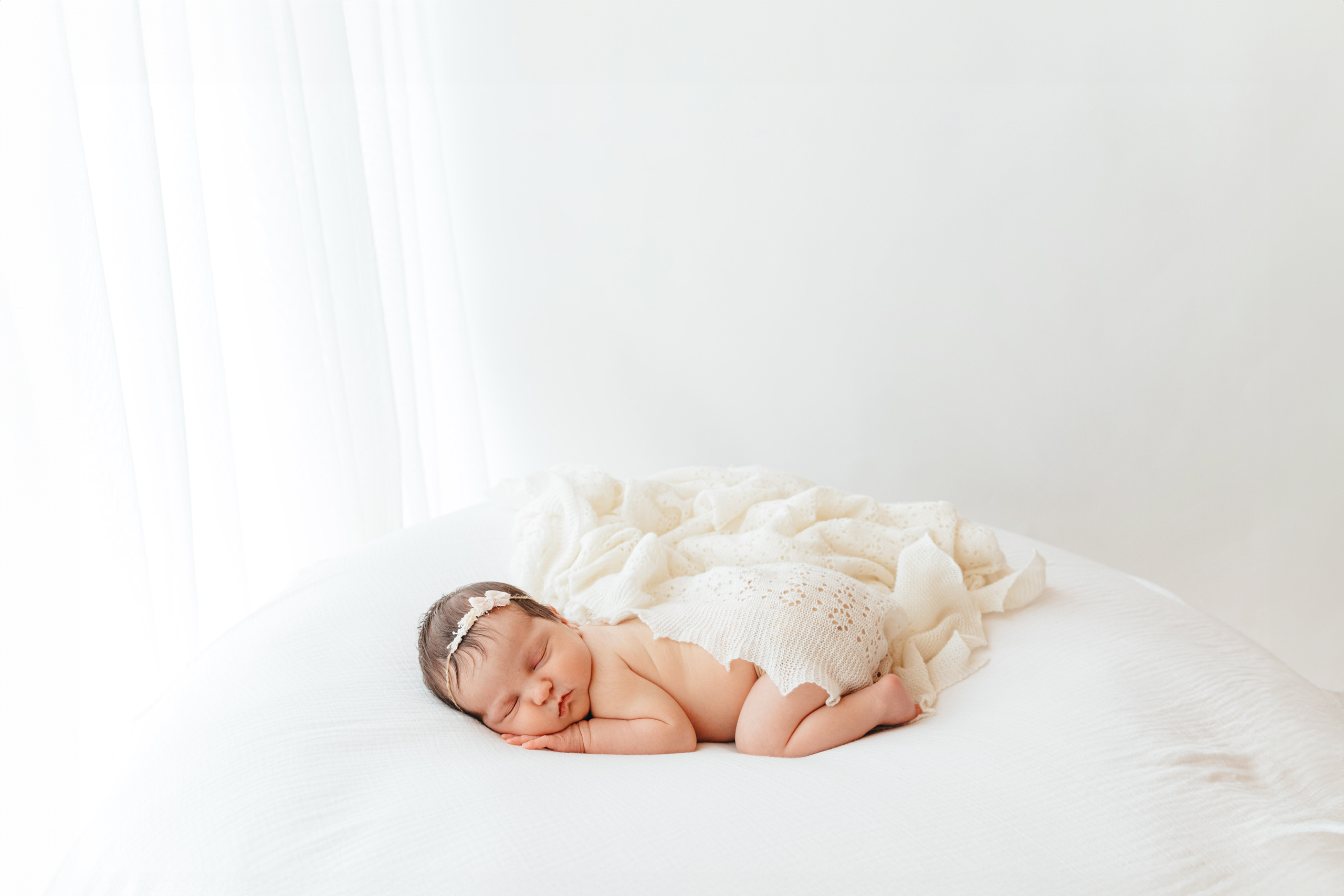 Schlafendes Baby auf einem Bett