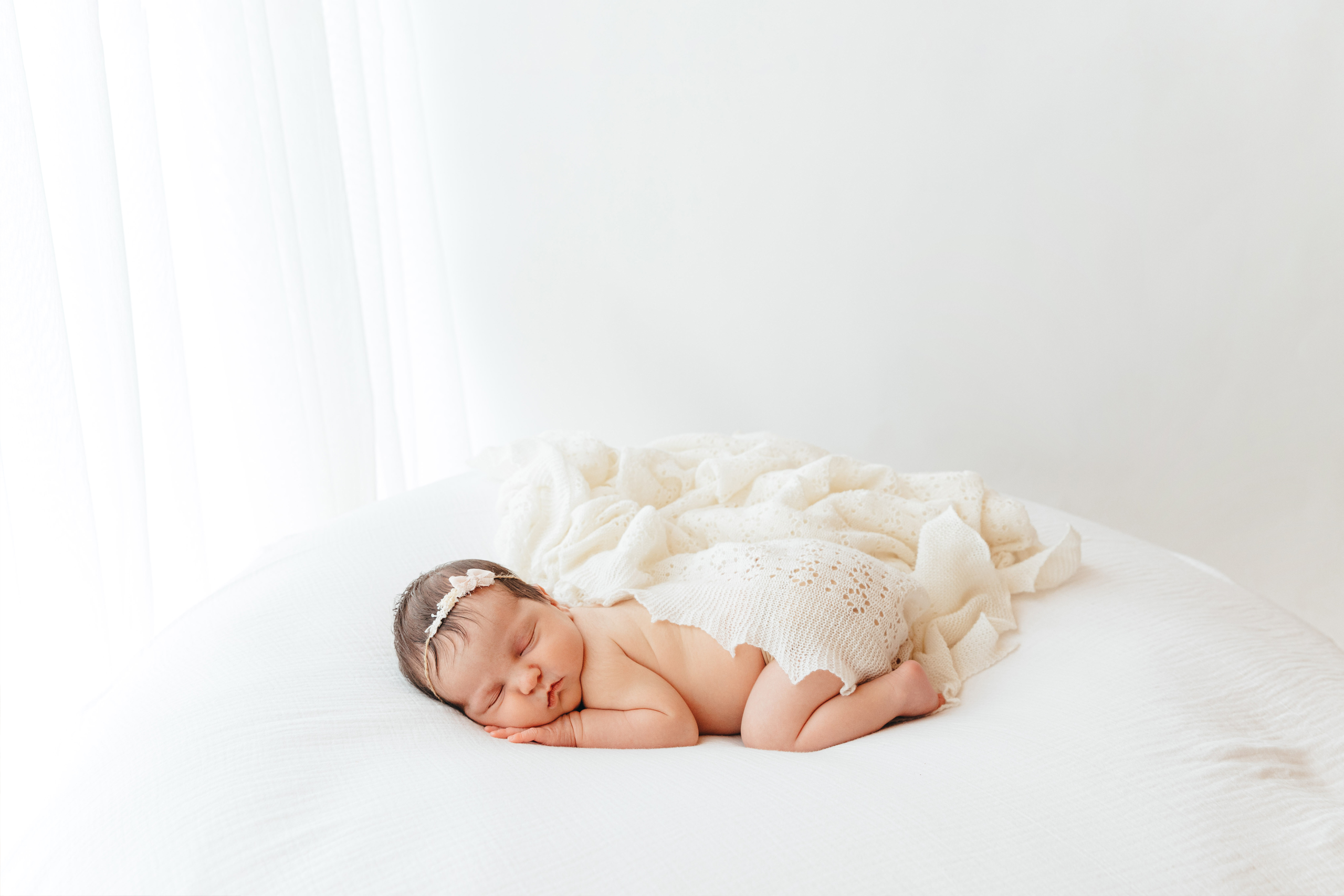 Schlafendes Baby auf einem Bett