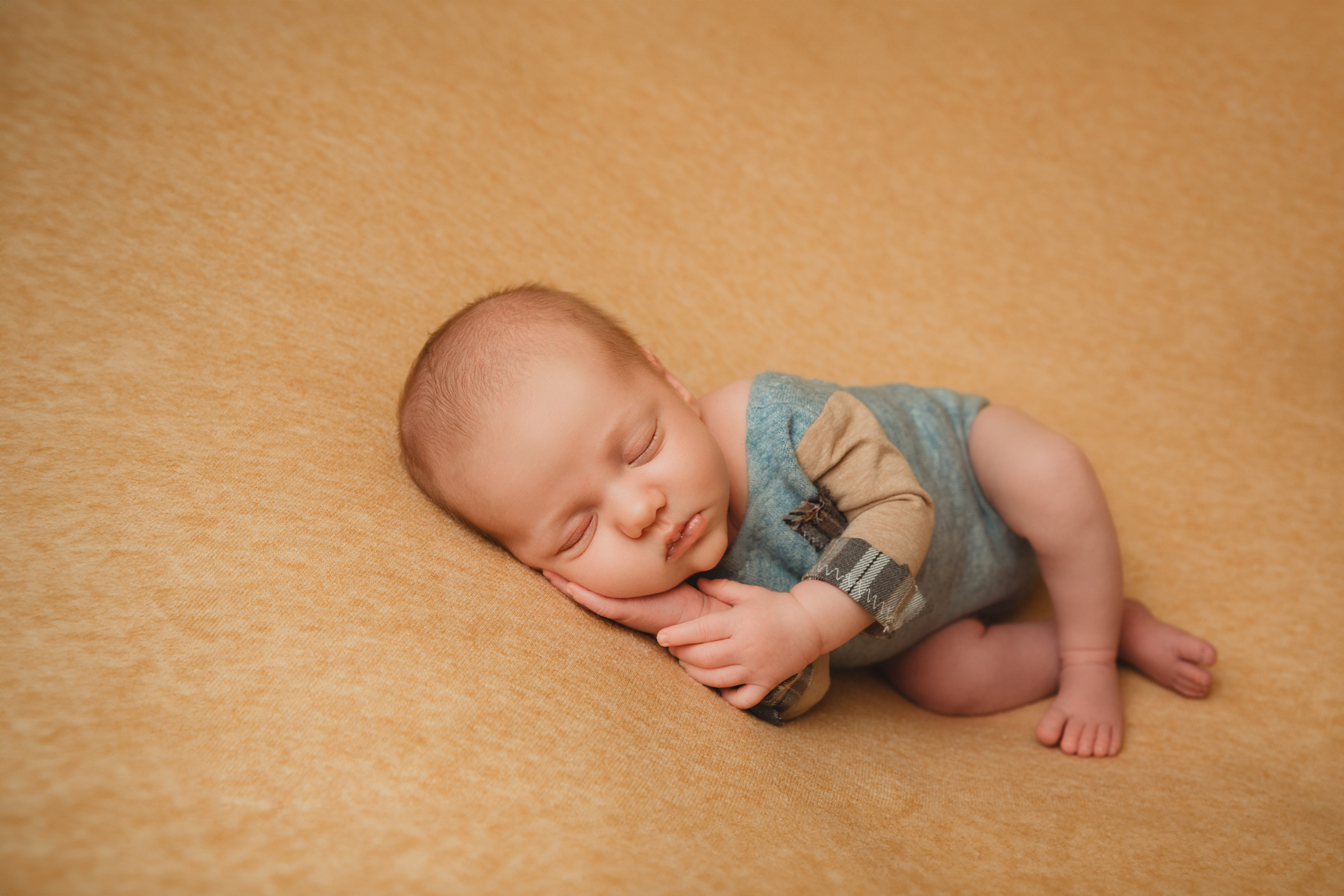 Schlafendes Baby auf einer beigen Decke