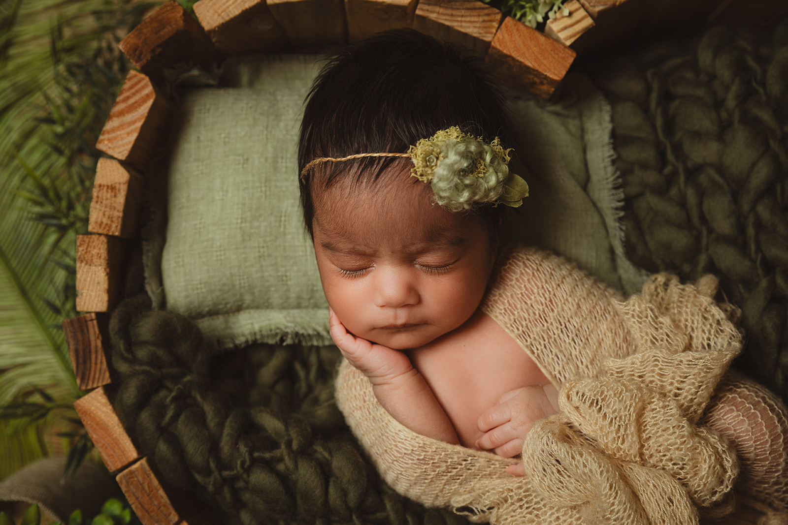 Neugeborenes während professioneller Babyfotografie